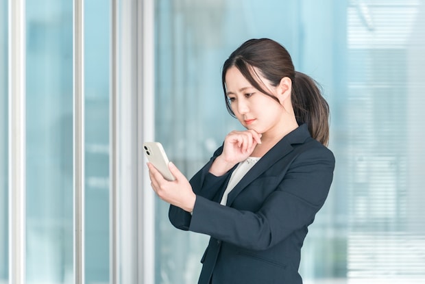 スマホ　メッセージ　女性　会社　悩む