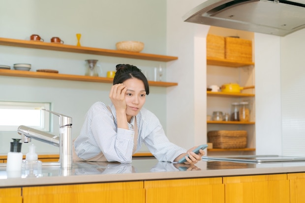 スマホ　イライラ　女性　家　家事