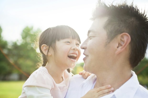 休日はパパに髪を結ってもらう娘→意外な理由に6千いいね「かわいすぎ」「まさかの育成」