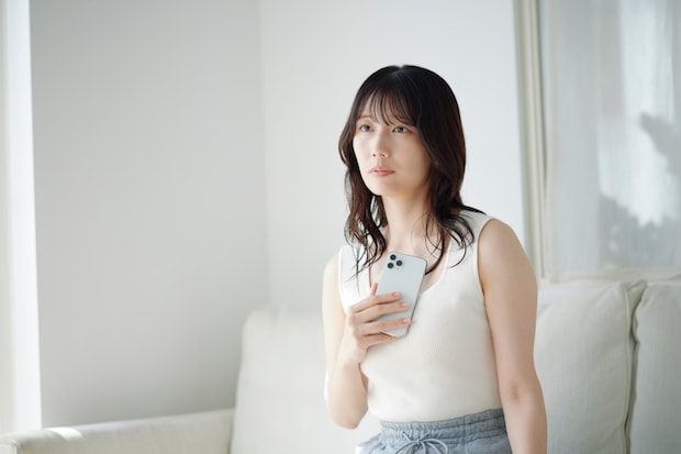 スマホ　女性　悩む