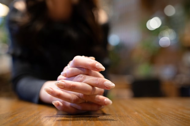 カフェ　手　女性