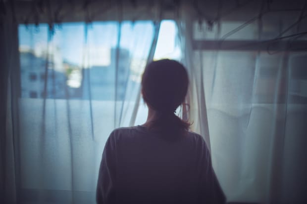 窓　女性　家　背中　暗い