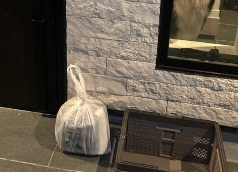 「ねえｗｗｗ」置き配写真への【写り込み】に2.6万いいね「目光らせてる」「かわいすぎ」