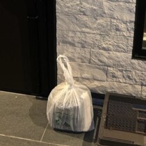 「ねえｗｗｗ」置き配写真への【写り込み】に2.6万いいね「目光らせてる」「かわいすぎ」