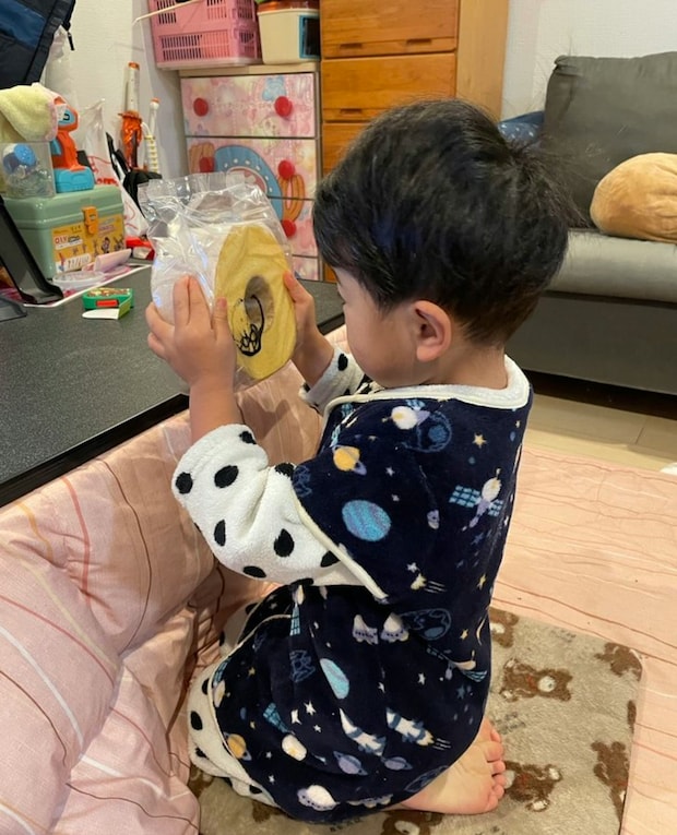 「また真ん中食べたな〜!」3歳児が父を疑う→まさかの真相にほっこり♡3万いいね