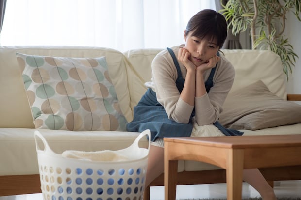 悩み　女性　頬杖