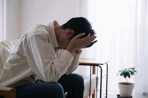 男性　俯く　リビング