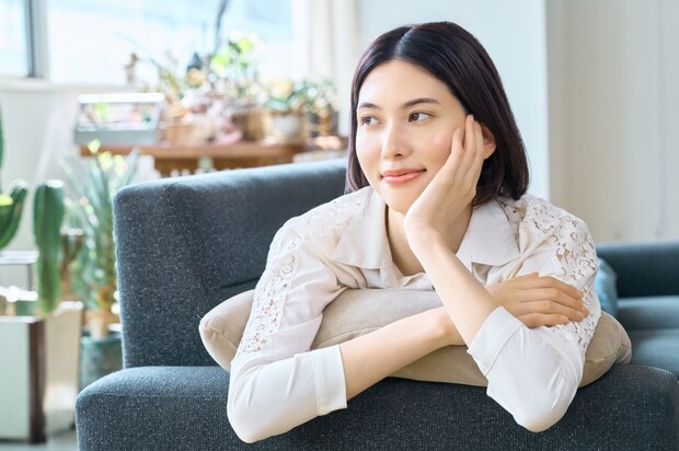 悩む　頬杖　主婦