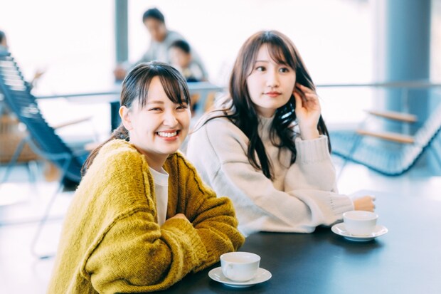 　女性　カフェ　外　友達