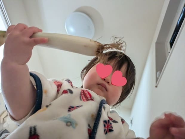 「さすがに飛び起きた」母を起こしにきた息子→手に持っていた驚きの品に4万いいね「画角が最高」