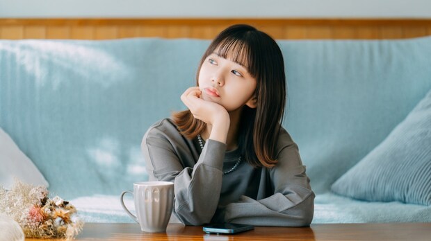 疲れた　女性　家