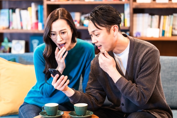 スマホ　びっくり　夫婦