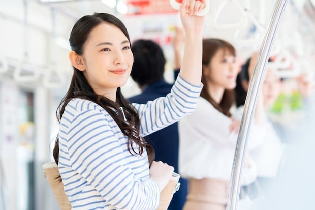 電車でキョロキョロする赤ちゃん→目が合った乗客たちの反応に【ほっこり】8千いいね