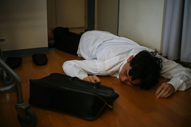 【午前0時の地獄】玄関で泥酔・おう吐→妊娠中の妻が呆れたモラ気質夫の行動|泥酔夫を締め出した話