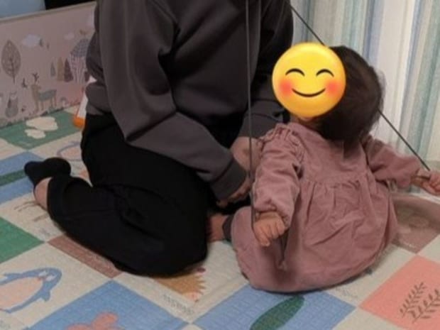 【育児楽しそう】パーカーのひもをギューッと引くと…→母子の日常に4万いいね「ずっといない、いない」