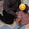 【育児楽しそう】パーカーのひもをギューッと引くと…→母子の日常に4万いいね「ずっといない、いない」