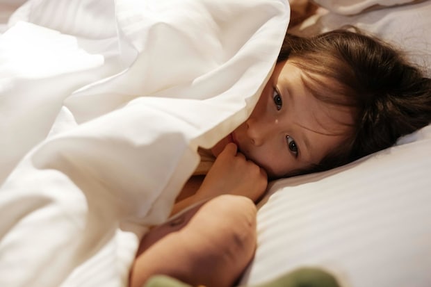 【切ない】ママの代わりに添い寝した父→息子が放った“正直すぎるひと言”に3万いいね「お疲れ様」