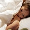 【切ない】ママの代わりに添い寝した父→息子が放った“正直すぎるひと言”に3万いいね「お疲れ様」