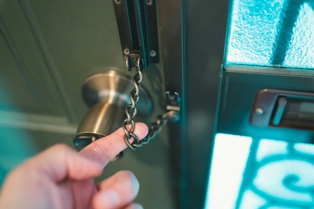 真夜中に玄関のチェーンかけた妻→【門限】破って飲んだくれる夫を許さない|泥酔夫を締め出した話