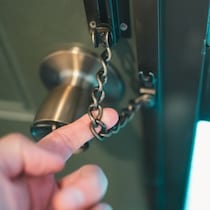 真夜中に玄関のチェーンかけた妻→【門限】破って飲んだくれる夫を許さない｜泥酔夫を締め出した話