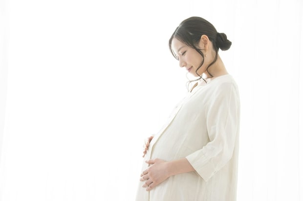 妊婦　微笑む
