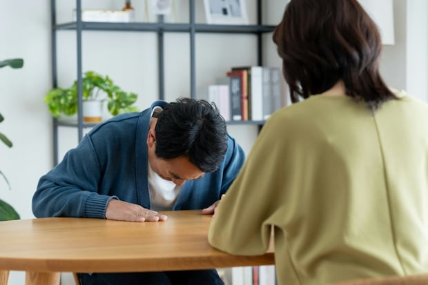 男性　謝罪