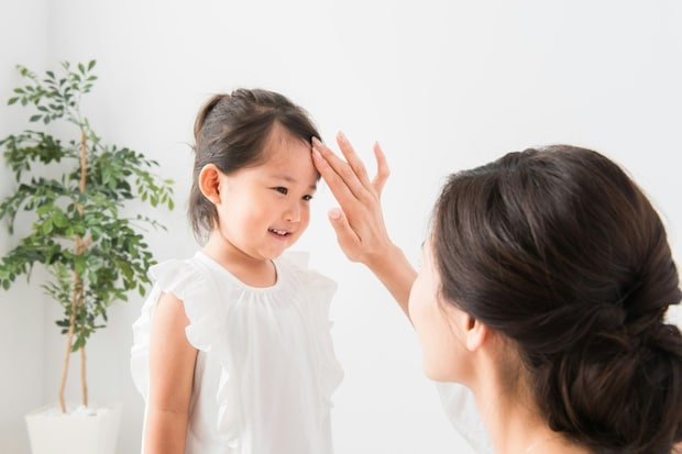 おしゃべり中のママの手元を見て…→「すごい」5歳娘の行動に3千いいね「えらすぎ」「胸が熱くなる」