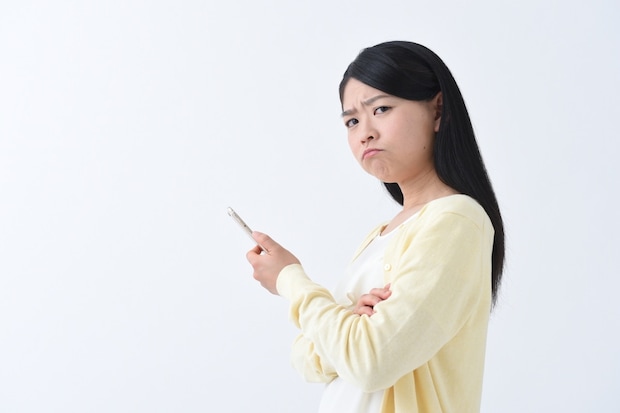 女性　怒り　スマホ