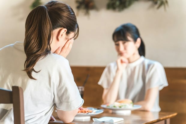 「私の悩みとはレベルが違う」人の愚痴は無視→悲劇のヒロインぶる友人｜友達はエナジーヴァンパイア