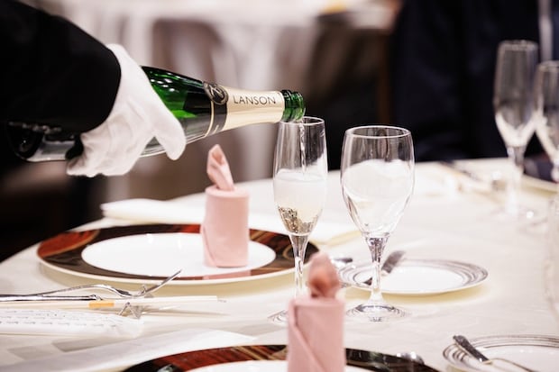レストランに“結婚指輪”紛失の連絡がきて→ディナー客の行動に4万いいね「激アツ展開」「幸あれ」