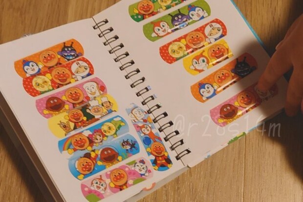 「あまりに個性的」5歳娘がシール帳に貼った【大好きなもの】に2万いいね「センス大好き」「かわいい」