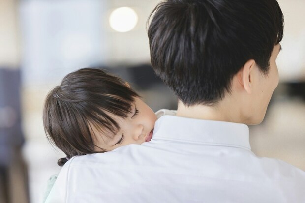 7歳娘「大きくならなかったらずっと抱っこできる？」→父の愛ある返しに4千いいね「素敵」「ほっこり」