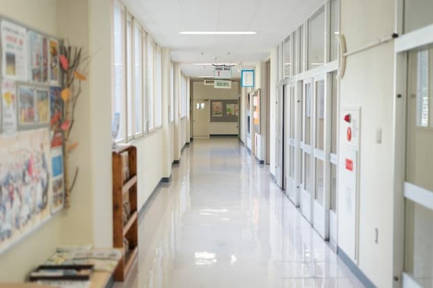 「なぜそこ!?」男児の服が破れるナゾ→衝撃の理由に7万いいね「納得しかない」「男子校の日常」