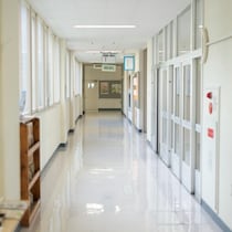 「なぜそこ!?」男児の服が破れるナゾ→衝撃の理由に7万いいね「納得しかない」「男子校の日常」