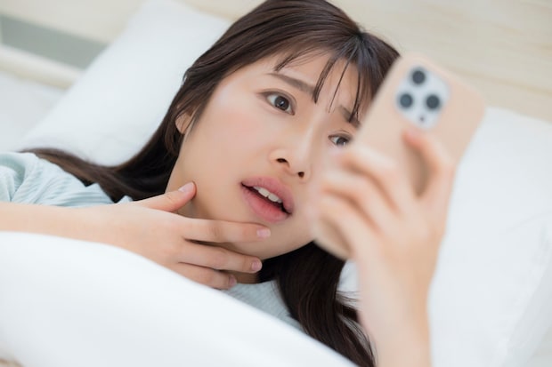 　スマホ　夜　ショック