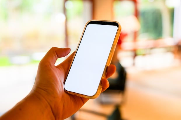 スマホ　画面　指　メッセージ　女性