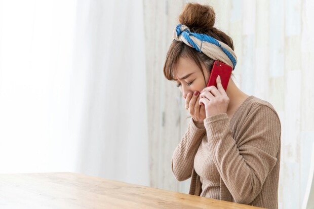 女性　通話　ショック