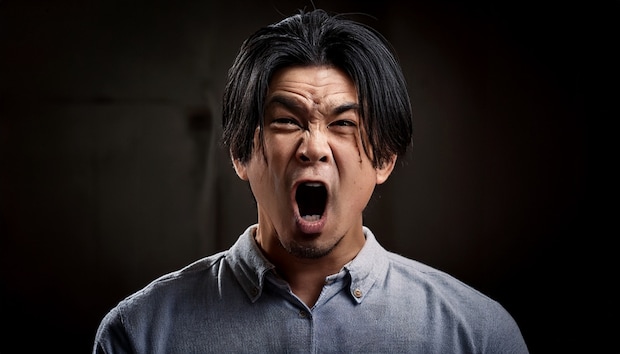 男性　暗い　叫ぶ