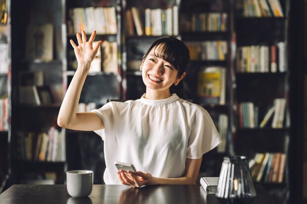 女性　カフェ　待ち合わせ　手