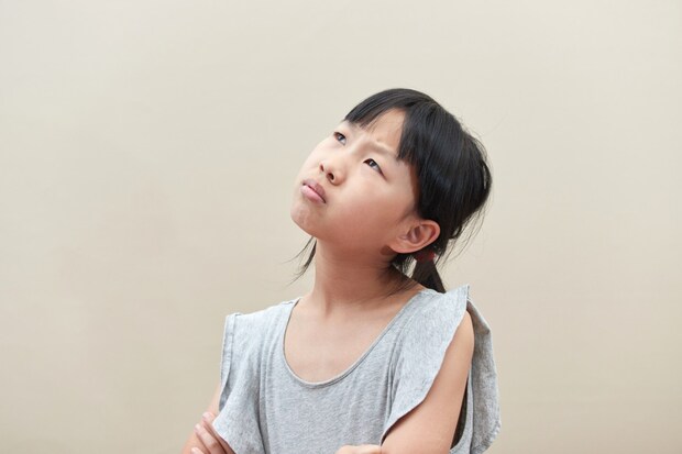 小学生　女子　不登校　表情