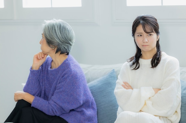 母　嫁　けんか　ソファ