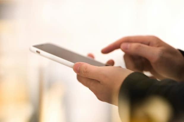 スマホ　電話　男性