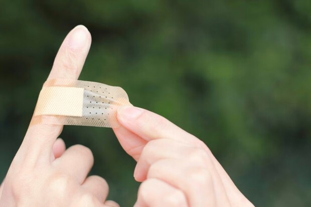 今まで全然違った→キズパワーパッドの正しい貼り方に8万いいね「説明書読もう」「これは有益」