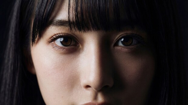 女性　目　真面目　アップ