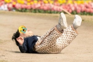 【イヤイヤ期inチューリップ畑】美しすぎる背景とイヤイヤポーズのコラボに5万いいね「良い思い出」