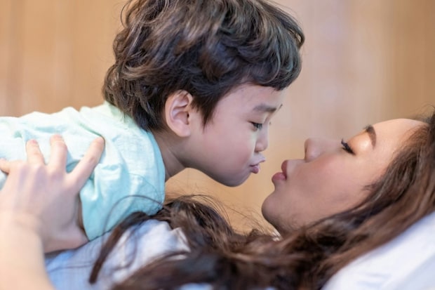 "自分時間ゼロ"でLINEも打てない！働くママを悩ませる「上の子の過度な甘え」の正体