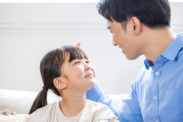 小学生　リビング　笑う　女の子　パパ　アップ