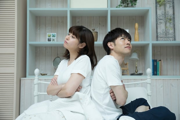 夫婦　背中あわせ