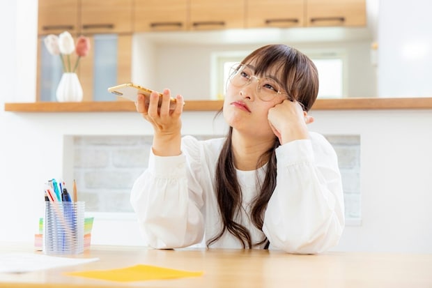 女性　スマホ　テーブル　困る