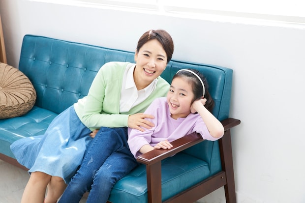 ママ　娘　ソファ